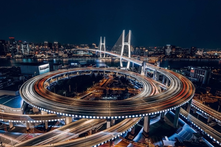 L'échangeur en spirale du pont de Nanpu à Shanghai, de nuit
